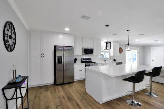 6111 Shadow Crest Street, Houston, TX 77074