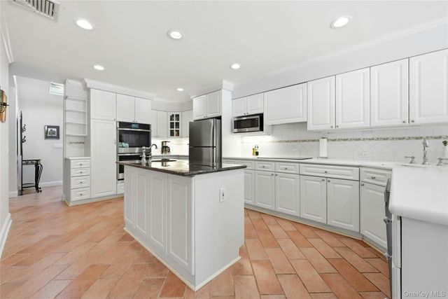 5 Shawmont Lane, Stony Brook, NY 11790