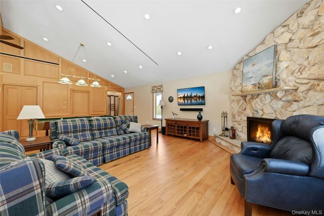 5 Shawmont Lane, Stony Brook, NY 11790