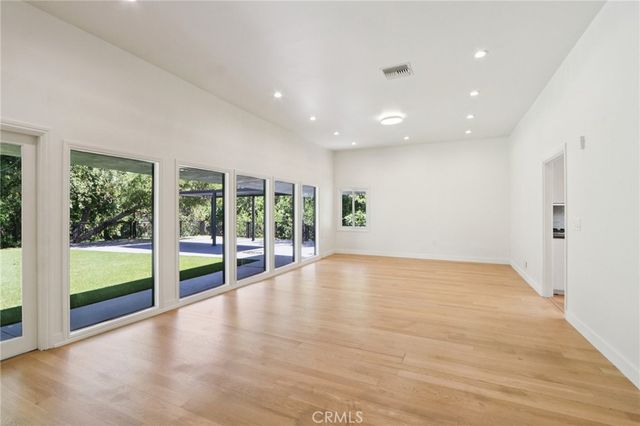 4900 Queen Victoria, Woodland Hills, CA 91364
