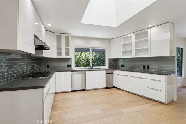 4900 Queen Victoria, Woodland Hills, CA 91364