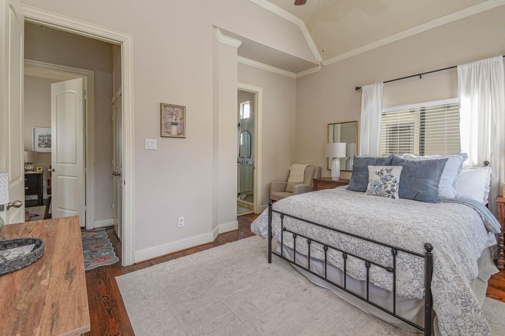 Image 12 of property listing at 1506 W 23rd Street B, Houston, TX 77008