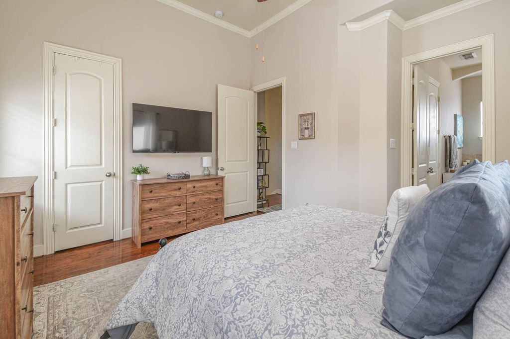 Image 13 of property listing at 1506 W 23rd Street B, Houston, TX 77008