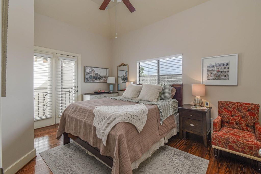 Image 15 of property listing at 1506 W 23rd Street B, Houston, TX 77008