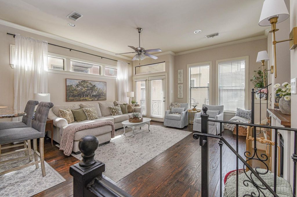 Image 2 of property listing at 1506 W 23rd Street B, Houston, TX 77008
