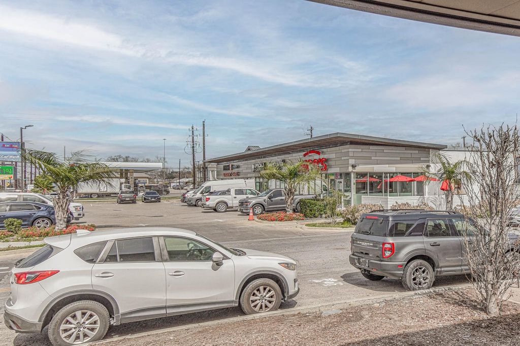 Image 20 of property listing at 1506 W 23rd Street B, Houston, TX 77008