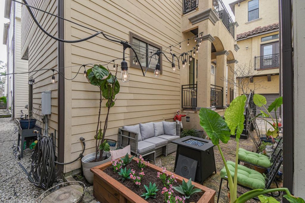 Image 22 of property listing at 1506 W 23rd Street B, Houston, TX 77008