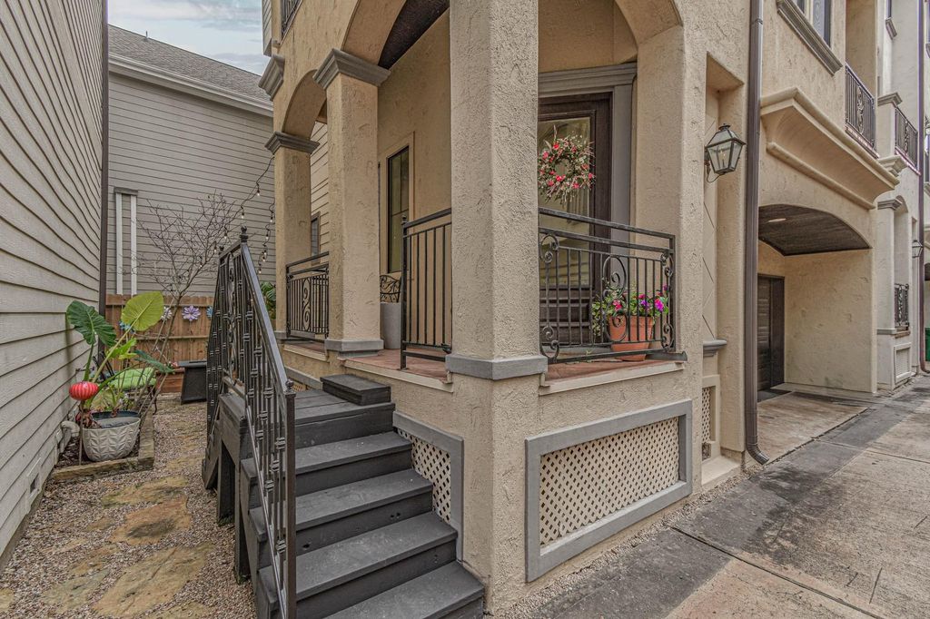 Image 24 of property listing at 1506 W 23rd Street B, Houston, TX 77008