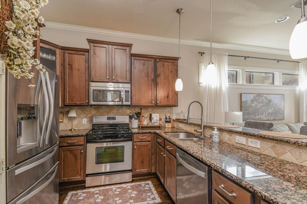 Image 5 of property listing at 1506 W 23rd Street B, Houston, TX 77008