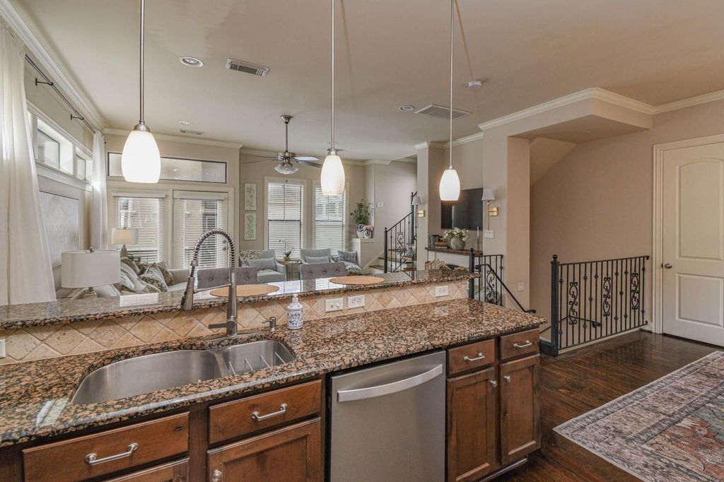 Image 7 of property listing at 1506 W 23rd Street B, Houston, TX 77008