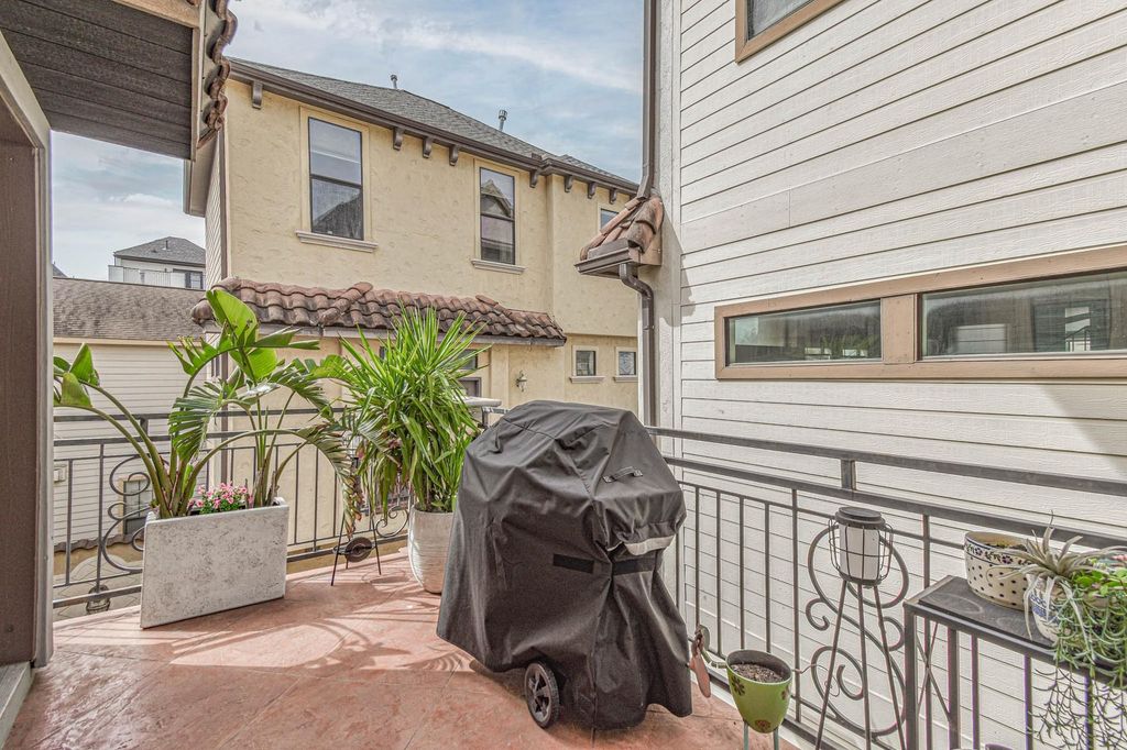 Image 8 of property listing at 1506 W 23rd Street B, Houston, TX 77008