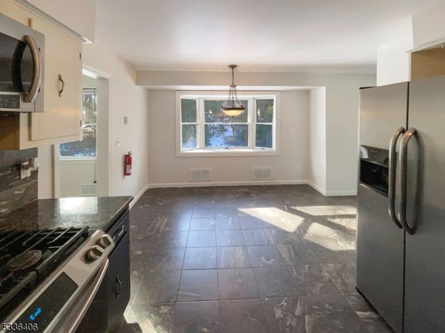 6 Sunset Dr, High Bridge Boro, NJ 08829