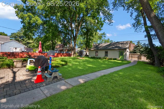 233 E Farnum Avenue, Royal Oak, MI 48067