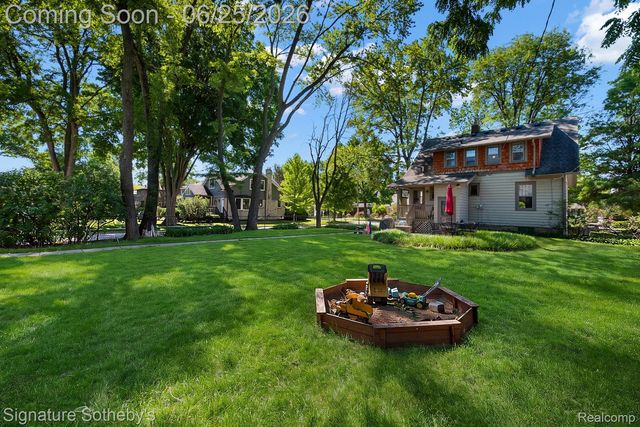 233 E Farnum Avenue, Royal Oak, MI 48067