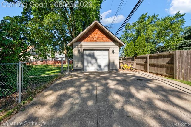 233 E Farnum Avenue, Royal Oak, MI 48067