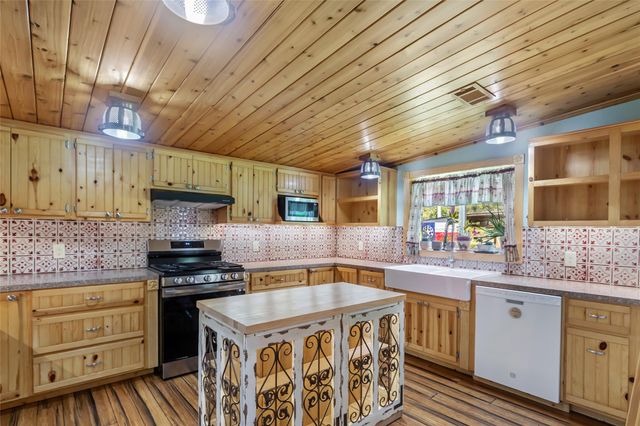 275 Commerce Lane, Highlands, TX 77562