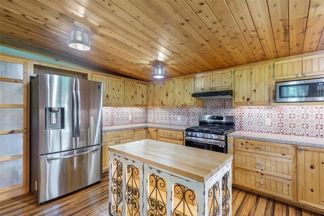 275 Commerce Lane, Highlands, TX 77562