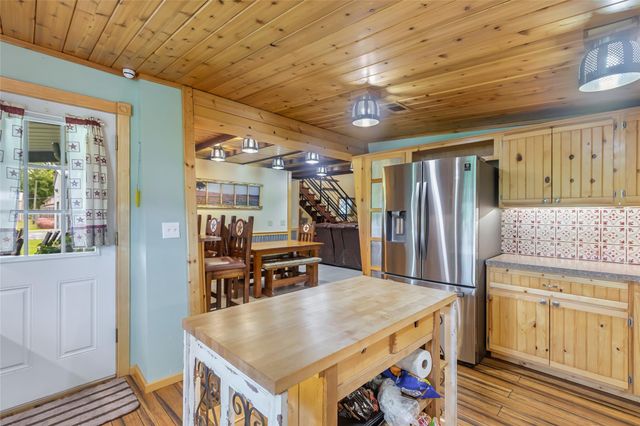 275 Commerce Lane, Highlands, TX 77562