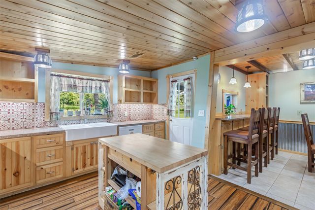 275 Commerce Lane, Highlands, TX 77562