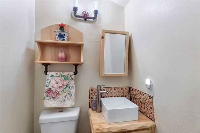 275 Commerce Lane, Highlands, TX 77562