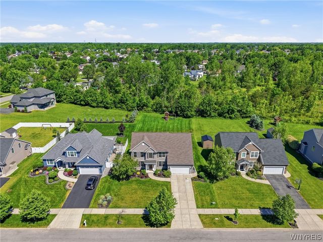 33 Hidden Meadow Crossing, Lancaster, NY 14086