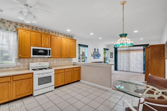 29 Greenways Lane, Lakewood, NJ 08701