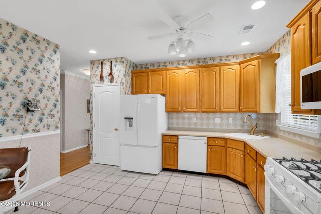 29 Greenways Lane, Lakewood, NJ 08701
