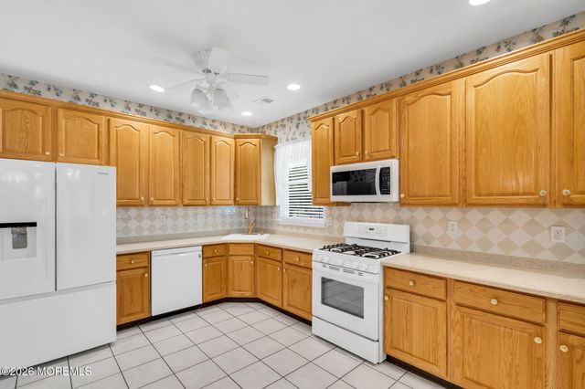 29 Greenways Lane, Lakewood, NJ 08701