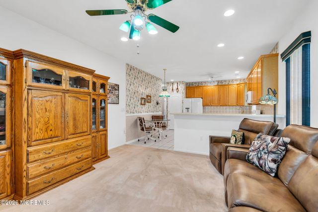 29 Greenways Lane, Lakewood, NJ 08701