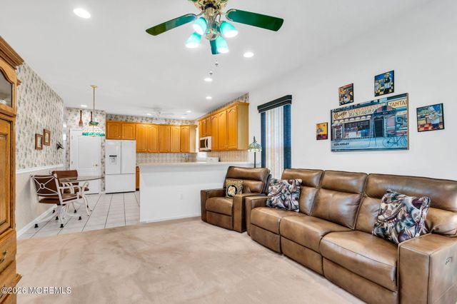 29 Greenways Lane, Lakewood, NJ 08701