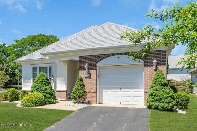 29 Greenways Lane, Lakewood, NJ 08701