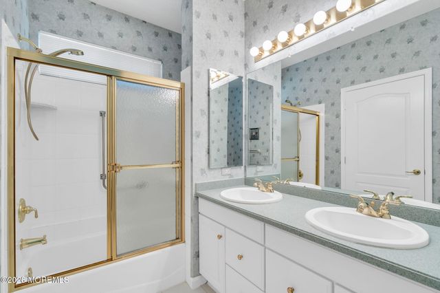 29 Greenways Lane, Lakewood, NJ 08701