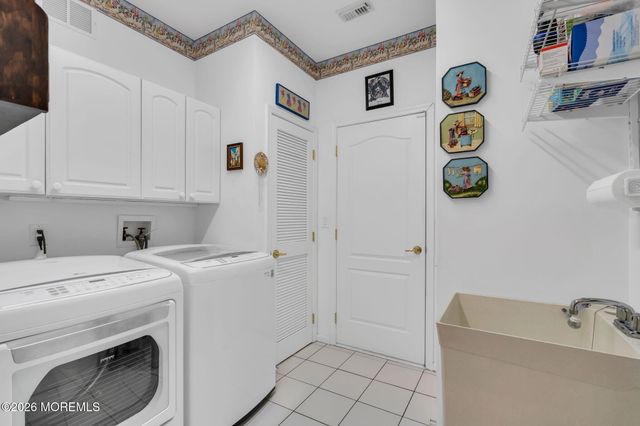 29 Greenways Lane, Lakewood, NJ 08701