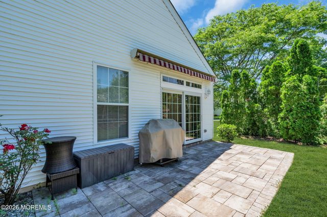 29 Greenways Lane, Lakewood, NJ 08701