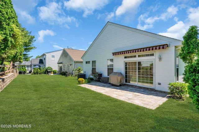 29 Greenways Lane, Lakewood, NJ 08701