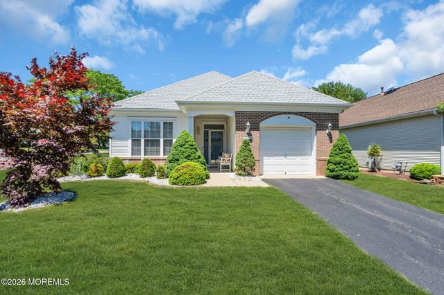 29 Greenways Lane, Lakewood, NJ 08701