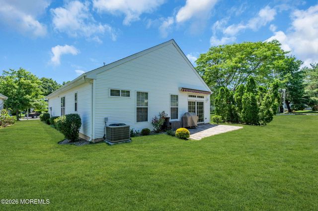 29 Greenways Lane, Lakewood, NJ 08701