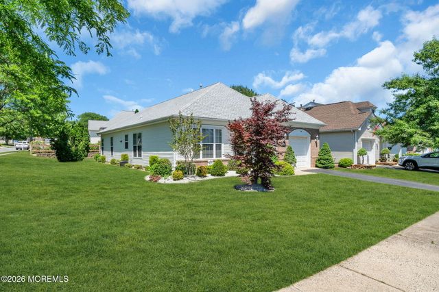 29 Greenways Lane, Lakewood, NJ 08701