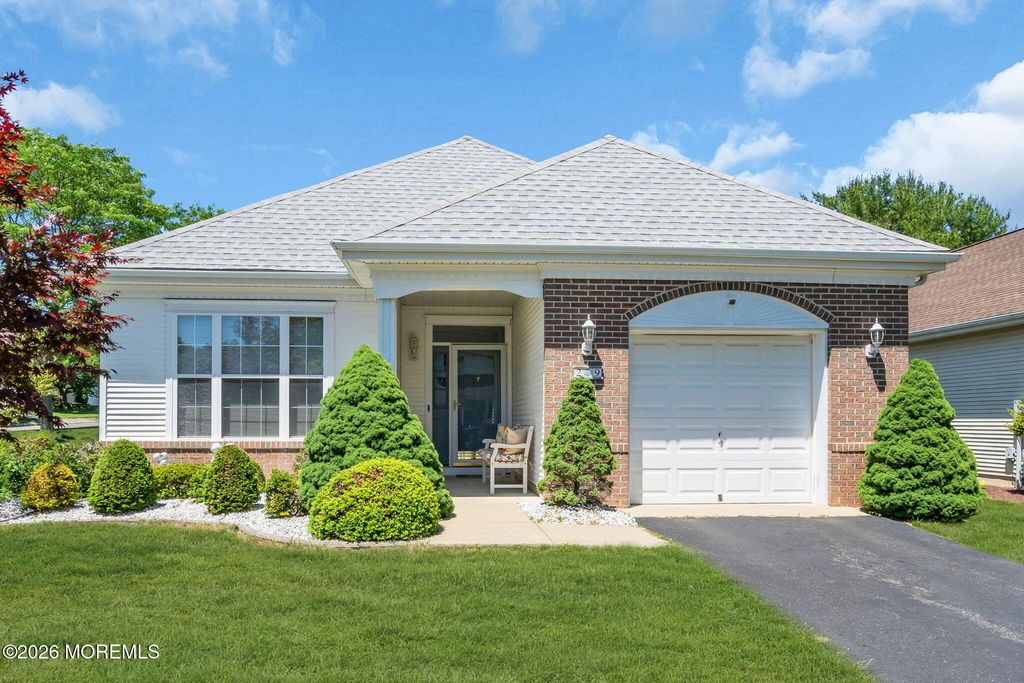 29 Greenways Lane, Lakewood, NJ 08701