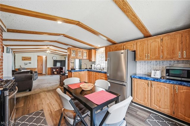 18 Oakwood Drive, Beloit, OH 44609