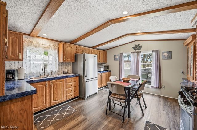 18 Oakwood Drive, Beloit, OH 44609