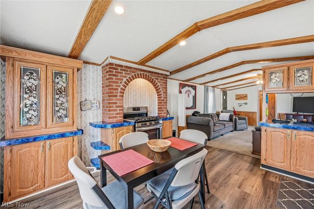 18 Oakwood Drive, Beloit, OH 44609