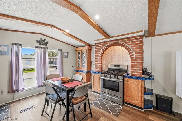 18 Oakwood Drive, Beloit, OH 44609