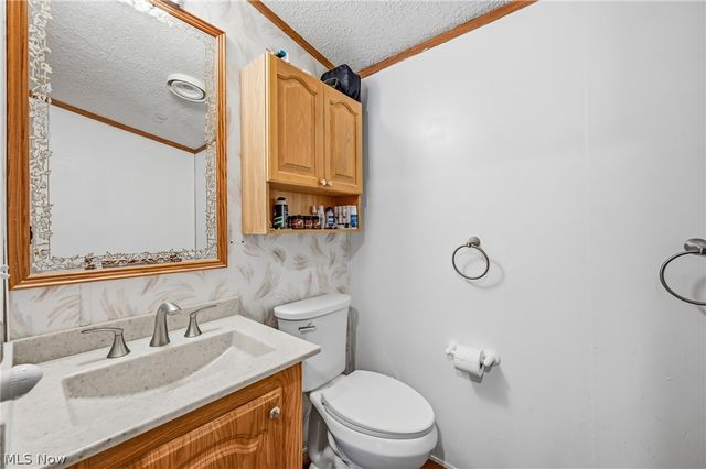 18 Oakwood Drive, Beloit, OH 44609