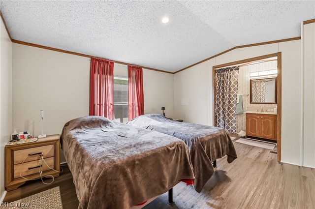 18 Oakwood Drive, Beloit, OH 44609