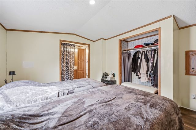 18 Oakwood Drive, Beloit, OH 44609