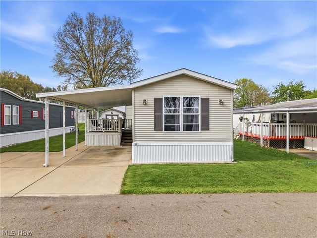 18 Oakwood Drive, Beloit, OH 44609