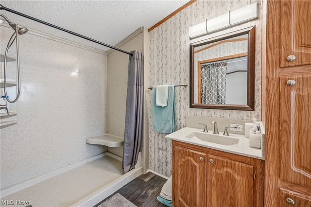18 Oakwood Drive, Beloit, OH 44609