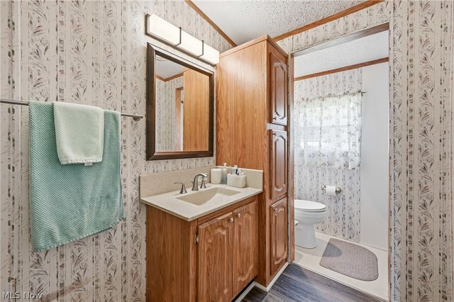 18 Oakwood Drive, Beloit, OH 44609