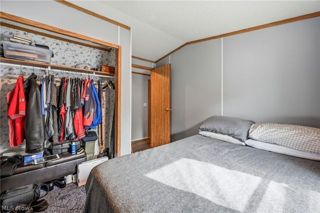 18 Oakwood Drive, Beloit, OH 44609